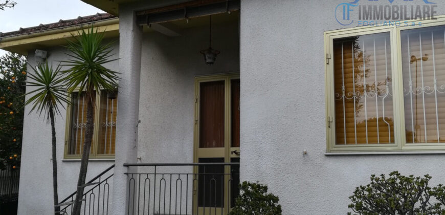 VILLA CON GIARDINO –  ZONA RESIDENZIALE (CONFINE LOANO) – 100 m DAL MARE – BORGHETTO S.SPIRITO