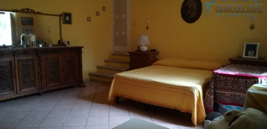 VILLA CON GIARDINO –  ZONA RESIDENZIALE (CONFINE LOANO) – 100 m DAL MARE – BORGHETTO S.SPIRITO