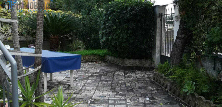 VILLA CON GIARDINO –  ZONA RESIDENZIALE (CONFINE LOANO) – 100 m DAL MARE – BORGHETTO S.SPIRITO