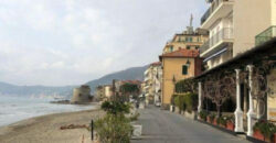 TRILOCALE RISTRUTTURATO CON MATERIALI DI PREGIO E FINEMENTE ARREDATO –  PASSEGGIATA CADORNA (BORGO COSCIA)- SUL MARE – ALASSIO
