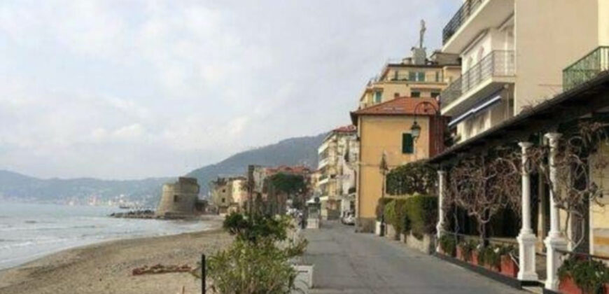 TRILOCALE RISTRUTTURATO CON MATERIALI DI PREGIO E FINEMENTE ARREDATO –  PASSEGGIATA CADORNA (BORGO COSCIA)- SUL MARE – ALASSIO