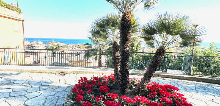 TRILOCALE RISTRUTTURATO ED ARREDATO CON STUPENDA VISTA MARE –  VIA VIRGILIO – 400 m DAL MARE – ALASSIO (Parco delle Ninfee)