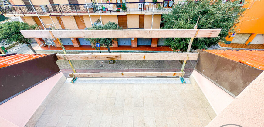 ATTICO TRILOCALE CON 2 BAGNI E 2 BALCONI –  VIA GIARDINI – 300 m DAL MARE – BORGHETTO SANTO SPIRITO