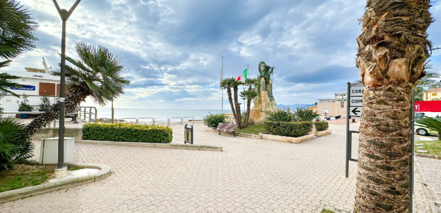 SPLENDIDO PIANO TERRA DI UN PALAZZO STORICO SUL LUNGOMARE DI PIETRA LIGURE