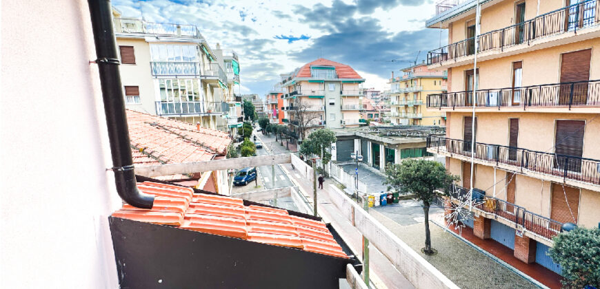 ATTICO TRILOCALE CON 2 BAGNI E 2 BALCONI –  VIA GIARDINI – 300 m DAL MARE – BORGHETTO SANTO SPIRITO