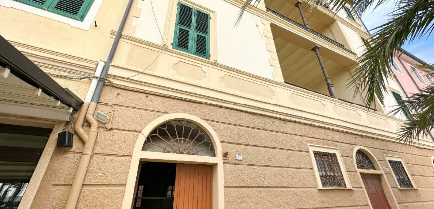 SPLENDIDO PIANO TERRA DI UN PALAZZO STORICO SUL LUNGOMARE DI PIETRA LIGURE
