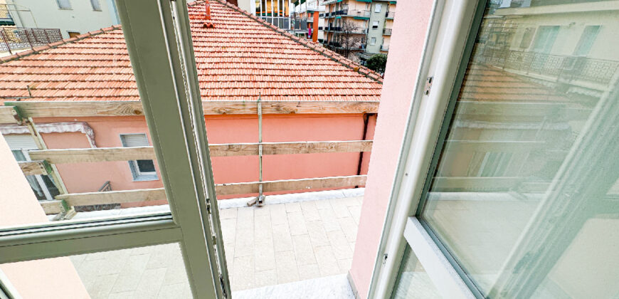 ATTICO TRILOCALE CON 2 BAGNI E 2 BALCONI –  VIA GIARDINI – 300 m DAL MARE – BORGHETTO SANTO SPIRITO
