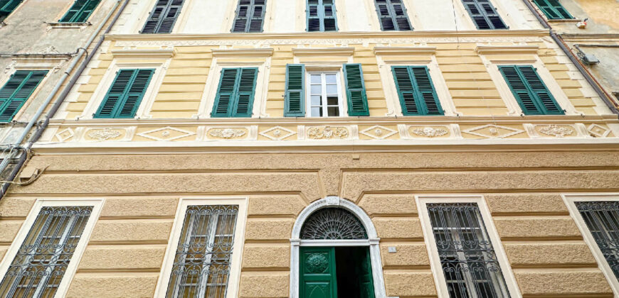SPLENDIDO PIANO TERRA DI UN PALAZZO STORICO SUL LUNGOMARE DI PIETRA LIGURE