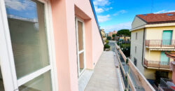 ATTICO TRILOCALE CON 2 BAGNI E 2 BALCONI –  VIA GIARDINI – 300 m DAL MARE – BORGHETTO SANTO SPIRITO