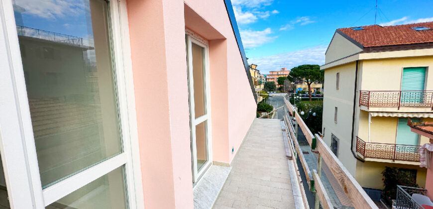 ATTICO TRILOCALE CON 2 BAGNI E 2 BALCONI –  VIA GIARDINI – 300 m DAL MARE – BORGHETTO SANTO SPIRITO