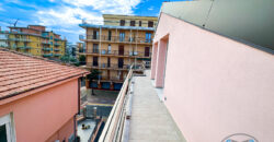 ATTICO TRILOCALE CON 2 BAGNI E 2 BALCONI –  VIA GIARDINI – 300 m DAL MARE – BORGHETTO SANTO SPIRITO