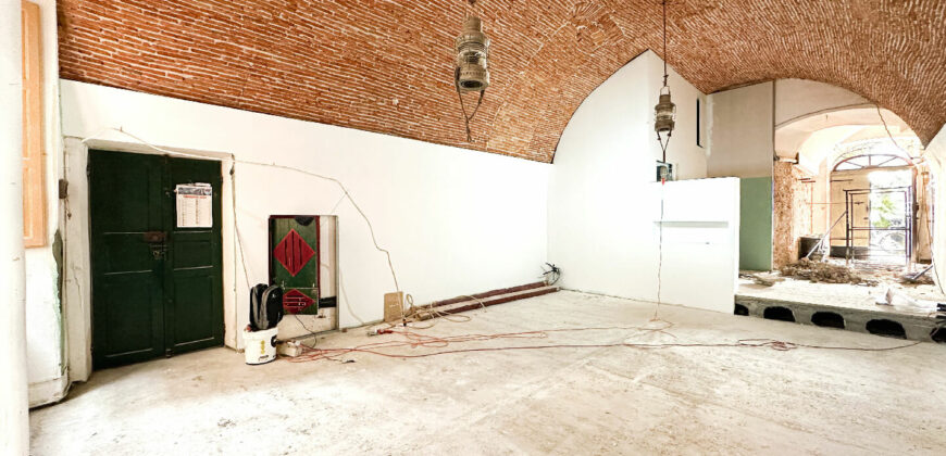 SPLENDIDO PIANO TERRA DI UN PALAZZO STORICO SUL LUNGOMARE DI PIETRA LIGURE