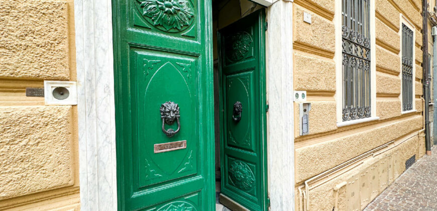 SPLENDIDO PIANO TERRA DI UN PALAZZO STORICO SUL LUNGOMARE DI PIETRA LIGURE