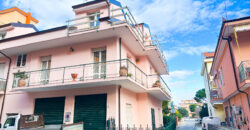 ATTICO TRILOCALE CON 2 BAGNI E 2 BALCONI –  VIA GIARDINI – 300 m DAL MARE – BORGHETTO SANTO SPIRITO
