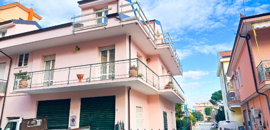 ATTICO TRILOCALE CON 2 BAGNI E 2 BALCONI –  VIA GIARDINI – 300 m DAL MARE – BORGHETTO SANTO SPIRITO