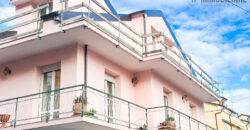 ATTICO TRILOCALE CON 2 BAGNI E 2 BALCONI –  VIA GIARDINI – 300 m DAL MARE – BORGHETTO SANTO SPIRITO