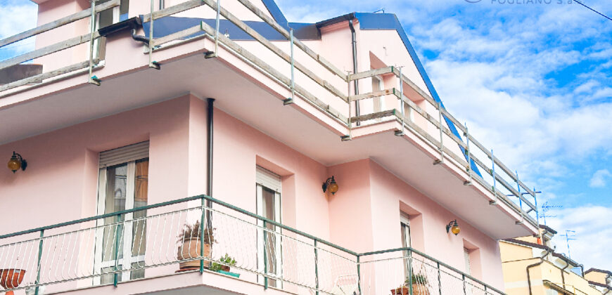 ATTICO TRILOCALE CON 2 BAGNI E 2 BALCONI –  VIA GIARDINI – 300 m DAL MARE – BORGHETTO SANTO SPIRITO