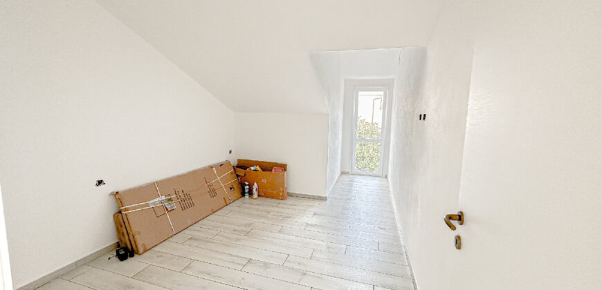 ATTICO TRILOCALE CON 2 BAGNI E 2 BALCONI –  VIA GIARDINI – 300 m DAL MARE – BORGHETTO SANTO SPIRITO