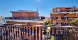 PENTALOCALE CON 3 BALCONI E CANTINA –  VIA IGNAZIO DELL’ORO – 500 m DAL MARE – ALASSIO