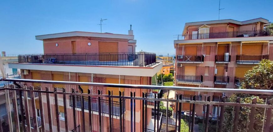 PENTALOCALE CON 3 BALCONI E CANTINA –  VIA IGNAZIO DELL’ORO – 500 m DAL MARE – ALASSIO