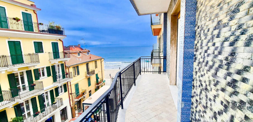 MERAVIGLIOSO QUADRILOCALE CON BALCONE E TERRAZZO SUL MARE –  PIAZZA ANDREA DORIA – ALASSIO