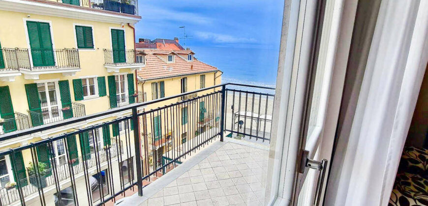 MERAVIGLIOSO QUADRILOCALE CON BALCONE E TERRAZZO SUL MARE –  PIAZZA ANDREA DORIA – ALASSIO