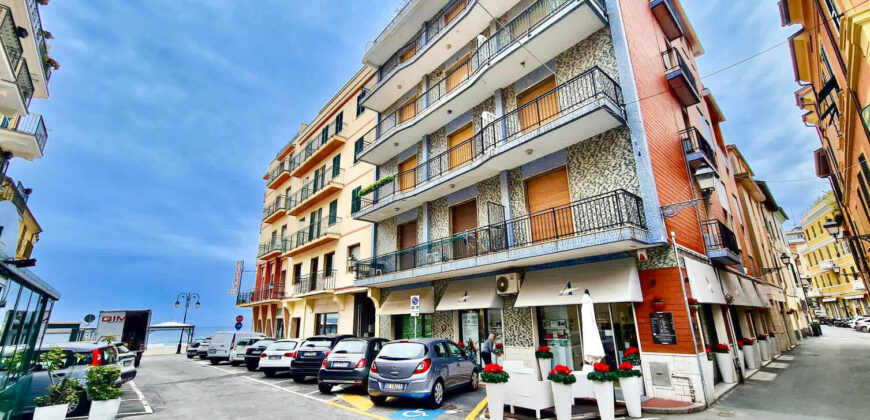 MERAVIGLIOSO QUADRILOCALE CON BALCONE E TERRAZZO SUL MARE –  PIAZZA ANDREA DORIA – ALASSIO