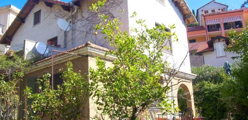 APPARTAMENTO SU 2 LIVELLI DA RISTRUTTURARE –  REGIONE SAN ROCCO – 900 m DAL MARE – ALASSIO