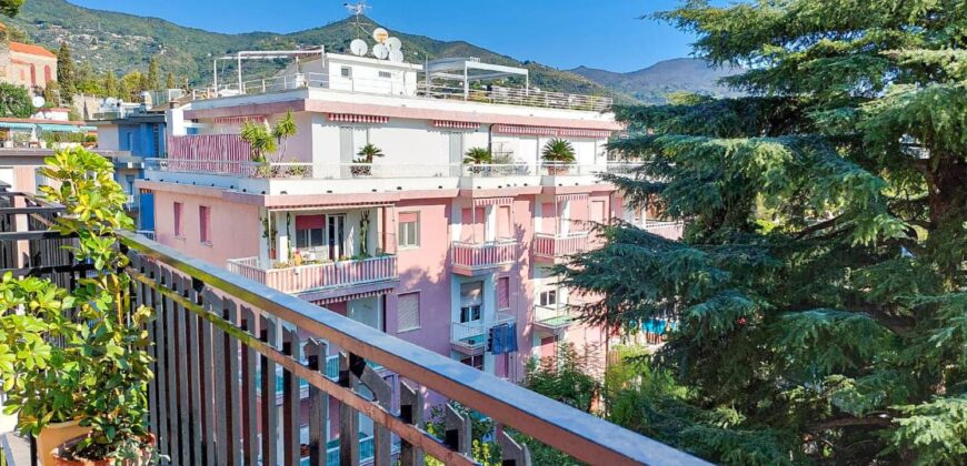 PENTALOCALE CON 3 BALCONI E CANTINA –  VIA IGNAZIO DELL’ORO – 500 m DAL MARE – ALASSIO