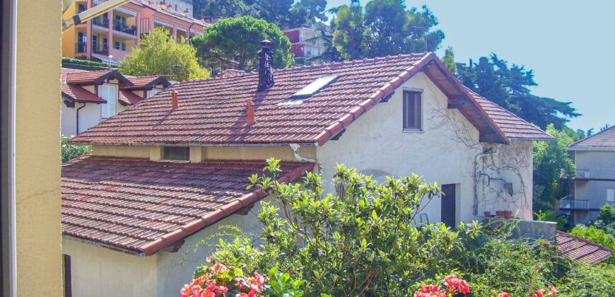 APPARTAMENTO SU 2 LIVELLI DA RISTRUTTURARE –  REGIONE SAN ROCCO – 900 m DAL MARE – ALASSIO
