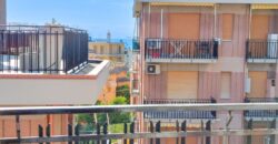 PENTALOCALE CON 3 BALCONI E CANTINA –  VIA IGNAZIO DELL’ORO – 500 m DAL MARE – ALASSIO