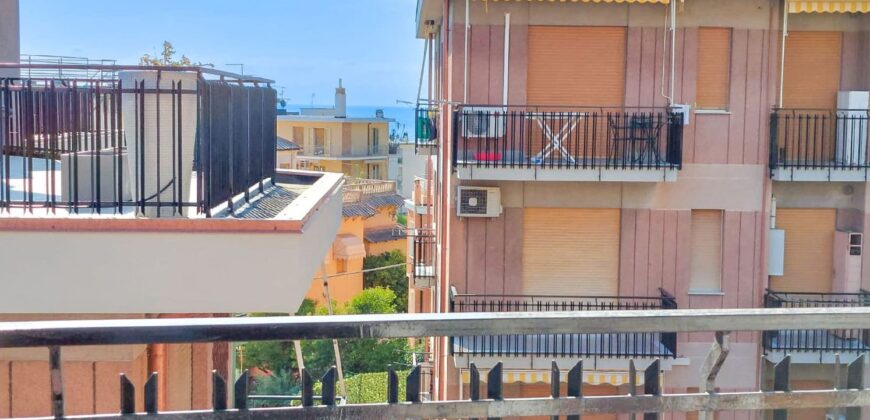 PENTALOCALE CON 3 BALCONI E CANTINA –  VIA IGNAZIO DELL’ORO – 500 m DAL MARE – ALASSIO