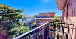 PENTALOCALE CON 3 BALCONI E CANTINA –  VIA IGNAZIO DELL’ORO – 500 m DAL MARE – ALASSIO