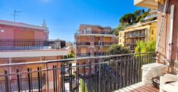 PENTALOCALE CON 3 BALCONI E CANTINA –  VIA IGNAZIO DELL’ORO – 500 m DAL MARE – ALASSIO