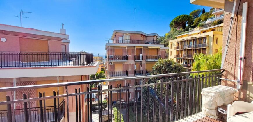 PENTALOCALE CON 3 BALCONI E CANTINA –  VIA IGNAZIO DELL’ORO – 500 m DAL MARE – ALASSIO