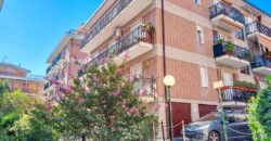 PENTALOCALE CON 3 BALCONI E CANTINA –  VIA IGNAZIO DELL’ORO – 500 m DAL MARE – ALASSIO