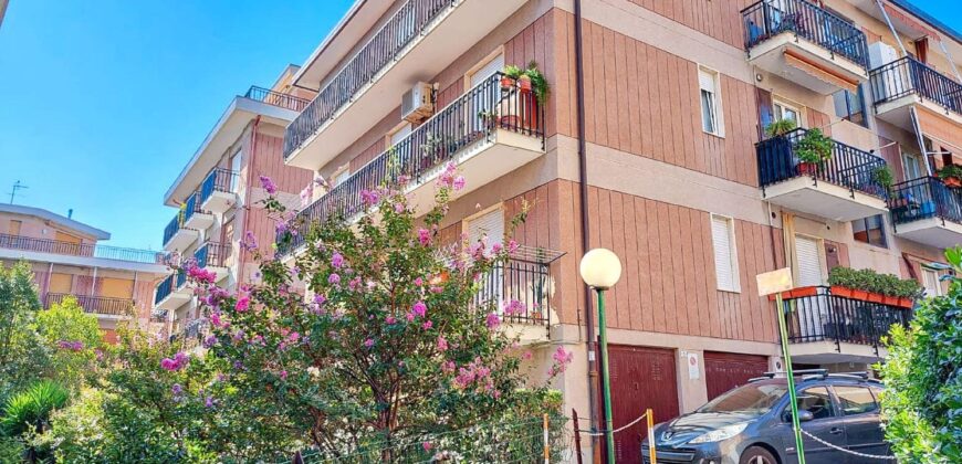PENTALOCALE CON 3 BALCONI E CANTINA –  VIA IGNAZIO DELL’ORO – 500 m DAL MARE – ALASSIO