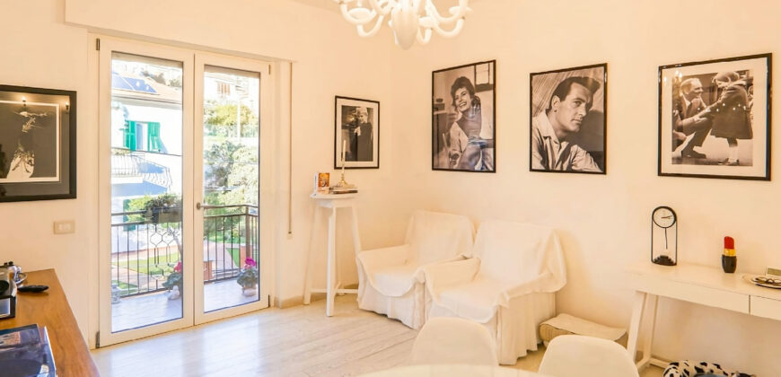 TRILOCALE CON GRANDE BALCONE + CANTINA E POSTO AUTO –  SAN ROCCO – 700 m DAL MARE – ALASSIO