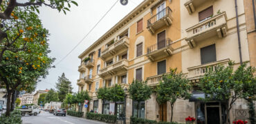 TRILOCALE CON AMPIO BALCONE –  VIA GIUSEPPE MAZZINI – 150 m DAL MARE – ALASSIO