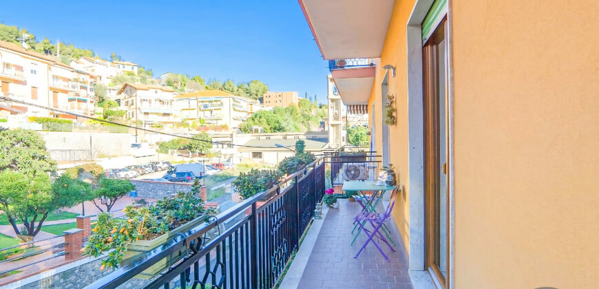 TRILOCALE CON GRANDE BALCONE + CANTINA E POSTO AUTO –  SAN ROCCO – 700 m DAL MARE – ALASSIO