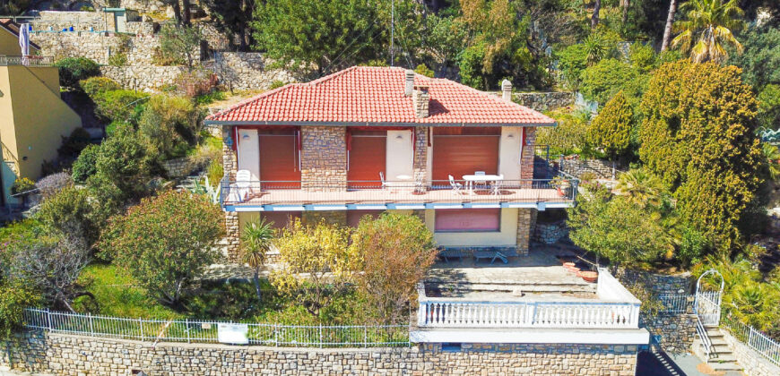 VILLA CON SPLENDIDA VISTA SUL GOLFO DI ANDORA –  VIA IMMACOLATA – 1 km DAL MARE – ANDORA