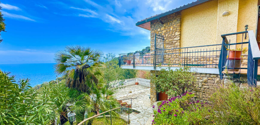 VILLA CON SPLENDIDA VISTA SUL GOLFO DI ANDORA –  VIA IMMACOLATA – 1 km DAL MARE – ANDORA