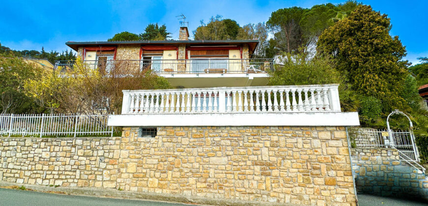 VILLA CON SPLENDIDA VISTA SUL GOLFO DI ANDORA –  VIA IMMACOLATA – 1 km DAL MARE – ANDORA