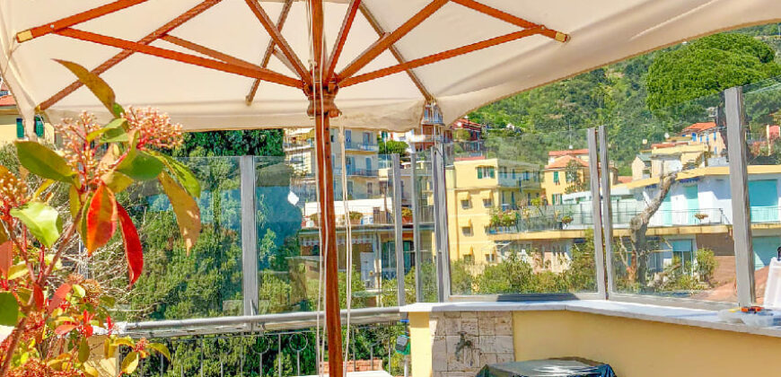 ATTICO VISTA MARE –  VIA SOLVA (ADIACENTE BORGO COSCIA) – 200 m DAL MARE – ALASSIO