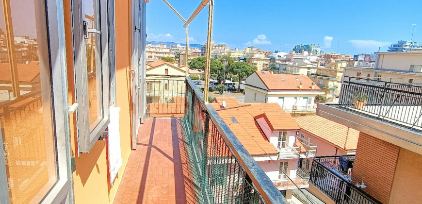 BILOCALE CON DOPPIO BALCONE VISTA MARE –  VIA GIARDINI – 200 m DAL MARE – BORGHETTO SANTO SPIRITO