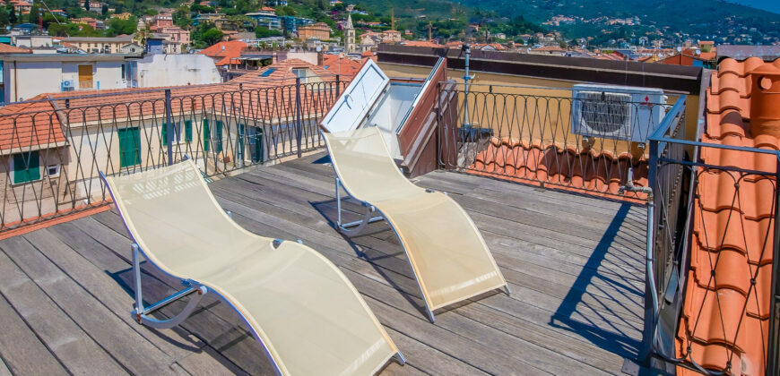 ATTICO SU PIU’ LIVELLI CON TERRAZZA –  VICO BASSI – 50 m DAL MARE – ALASSIO