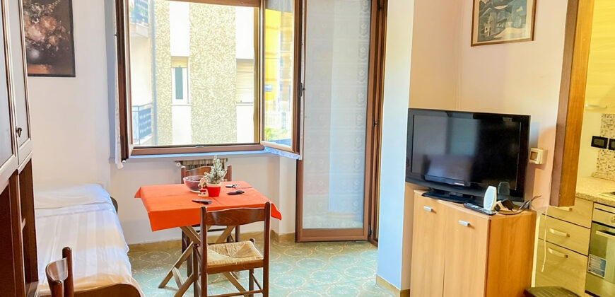 MONOLOCALE CON BALCONE VISTA MARE –  VIA IV NOVEMBRE – 50 m DAL MARE – BORGHETTO SANTO SPIRITO