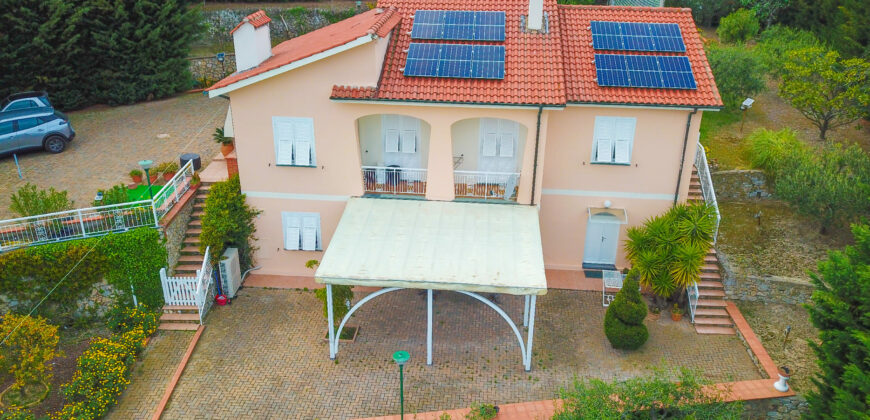 VILLA IMMERSA NEL VERDE CON STUPENDA VISTA MARE –  REGIONE LUMINELLA – 2 Km dal MARE – NOLI