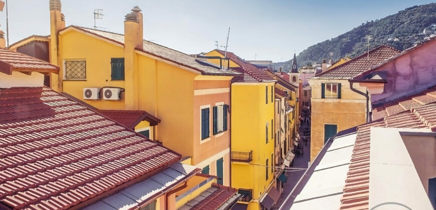 TRILOCALE ATTICO SU 2 LIVELLI + TERRAZZINO –  VIA VITTORIO VENETO  – 50 m DAL MARE – ALASSIO