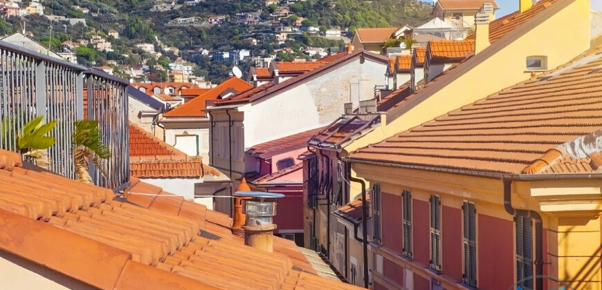 TRILOCALE ATTICO SU 2 LIVELLI + TERRAZZINO –  VIA VITTORIO VENETO  – 50 m DAL MARE – ALASSIO